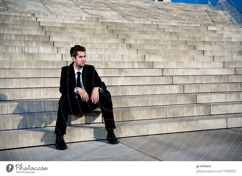 pause Leben Bildung Business maskulin Mann Erwachsene Stadt Gebäude Treppe Anzug Beton Stress Pause Vergänglichkeit Zeit stairs concrete building sitting break