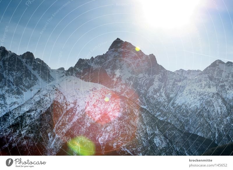 grüne Linse Topografie Berge u. Gebirge Engadin Schweiz Skigebiet Natur Kanton Graubünden Bergkette Schnee Schneedecke Sonnenstrahlen alpin Höhe Morgen Spitze