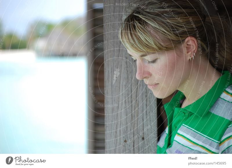 Auszeit Ferien & Urlaub & Reisen Erholung Frau feminin Mensch Denken Zweifel träumen verträumt Zeit Freizeit & Hobby loslassen ausschalten frei Freiheit Wasser