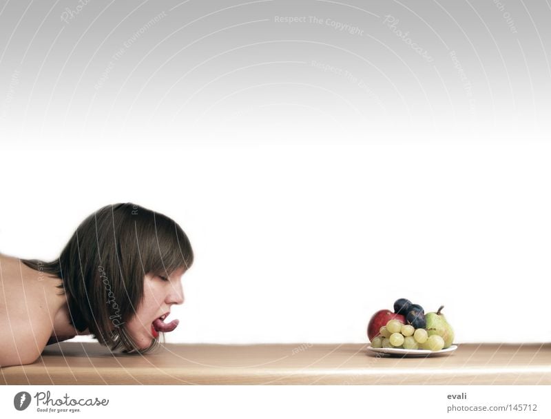 Greed Porträt Teller Tisch Frau Arme poor fruit Frucht plate table Zunge tongue Tischkante Tischplatte