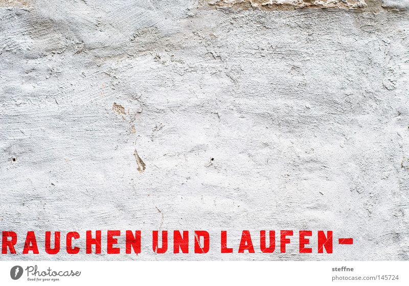 Volkssport Rauchen Tabakwaren laufen Laufsport Rauchen verboten Schriftzeichen Typographie rot weiß Wand Mauer Hinweisschild Zeichen Warnhinweis Tod Sensenmann