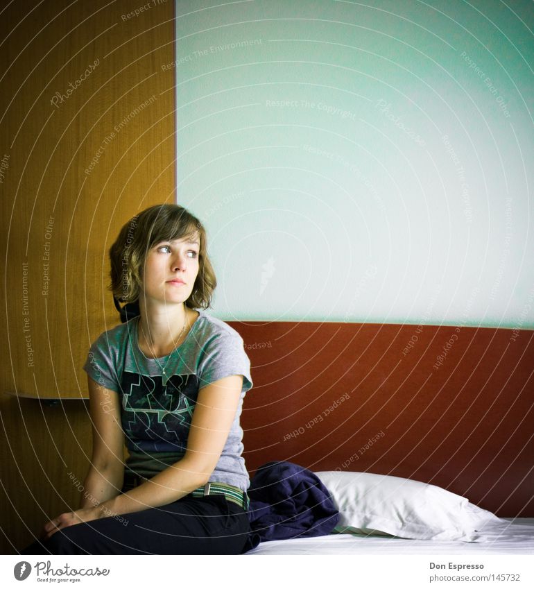 On a Hotel bed Frau Mädchen Blick sitzen Bett Kissen Schlafzimmer blicken schauen Hotelbett