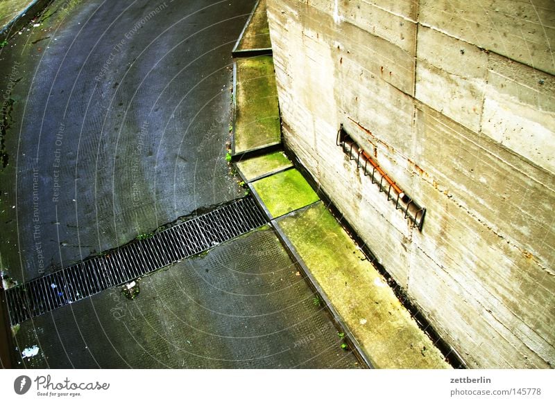 Unterführung Straße Parkhaus Parkdeck Umweg Serpentinen Beton Kurve Wegbiegung rechts aufsteigen Abstieg Karriere Gully Abwasser Verkehrswege verfallen