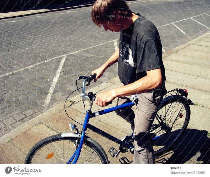 Alter Mann & Paul fahren wegfahren Physik Morgen Fahrrad schwarz Leipzig Sommer döner holen cruien biken Coolness Wärme T-Shirt blau Bürgersteig