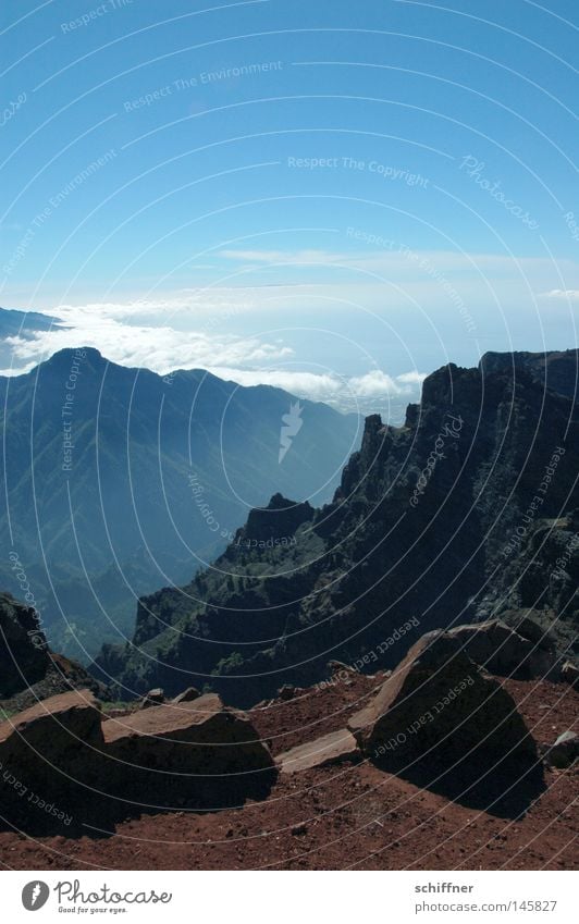 Gipfel Roque de Los Muchachos La Palma Kanaren Berge u. Gebirge Bergkamm Felsen Stein Vulkan vulkanisch bizarr Passatwolken Wolken Aussicht Sonne Schatten