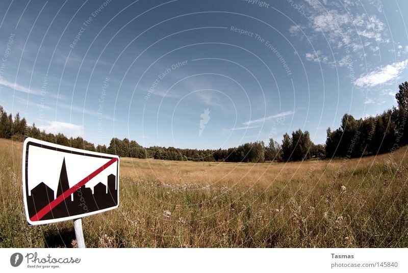 Zivilisation unerwünscht. Landschaft Himmel Wiese Wald Stadt Schilder & Markierungen lustig verrückt Gesellschaft (Soziologie) skurril Verbote seltsam ungebeten