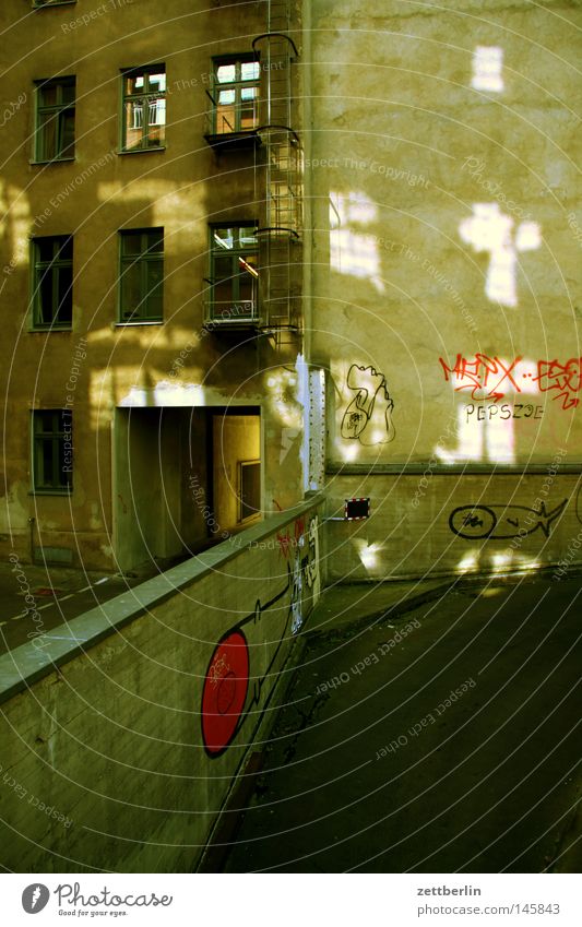 Fassade Haus Fenster Fensterfront Hinterhof Mauer Trennung Teilung Reflexion & Spiegelung Licht Lichterscheinung Straße Durchgang Unterführung Parkhaus Parkdeck