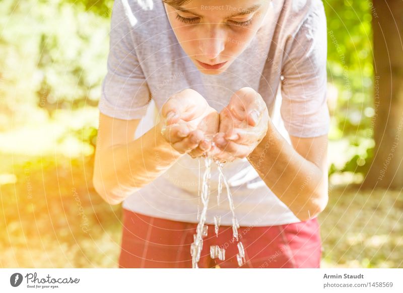 Wasser trinken IV Ernährung Getränk Erfrischungsgetränk Lifestyle schön Gesunde Ernährung Leben harmonisch Erholung Kur Sommer Mensch maskulin Junger Mann