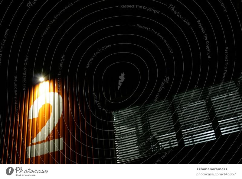 Büro Nr.2 Nacht Fenster Ziffern & Zahlen Licht Rollladen dunkel Blick schwarz Nationale Sicherheit Einbruch spionieren Callcenter Haus Langzeitbelichtung hell