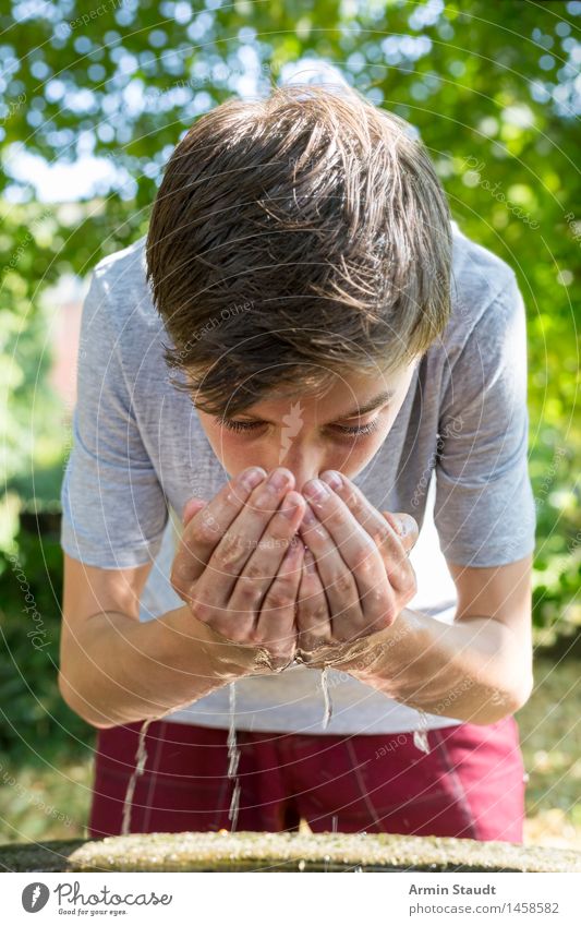 Wasser trinken III Ernährung Getränk Erfrischungsgetränk Lifestyle schön Gesunde Ernährung Leben harmonisch Erholung Kur Sommer Mensch maskulin Junger Mann