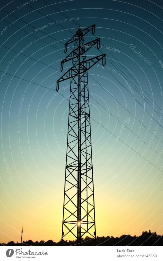 Solarenergie Elektrizität Sonnenuntergang Strommast Baugerüst Abend Himmel Kabel Stahlkabel Schatten dunkel blau orange gelb schwarz Horizont Gitter Turm hoch