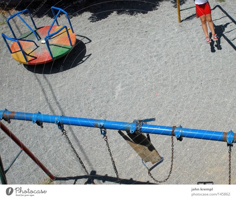 come and play with us, danny Spielplatz Kies grau Farben und Lacke mehrfarbig Spielzeug Schaukel schaukeln drehen Spielen Gleichgewicht Kletteranlage Klettern