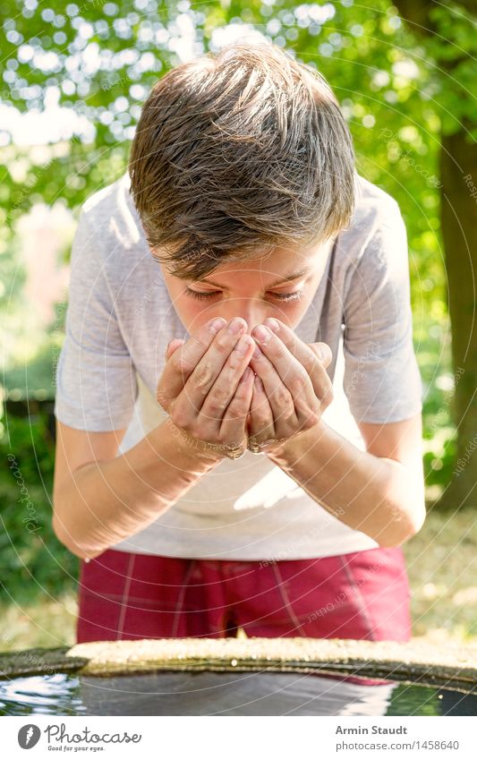 Wasser trinken II Ernährung Getränk Erfrischungsgetränk Lifestyle schön Gesunde Ernährung Leben harmonisch Erholung Kur Sommer Mensch maskulin Junger Mann