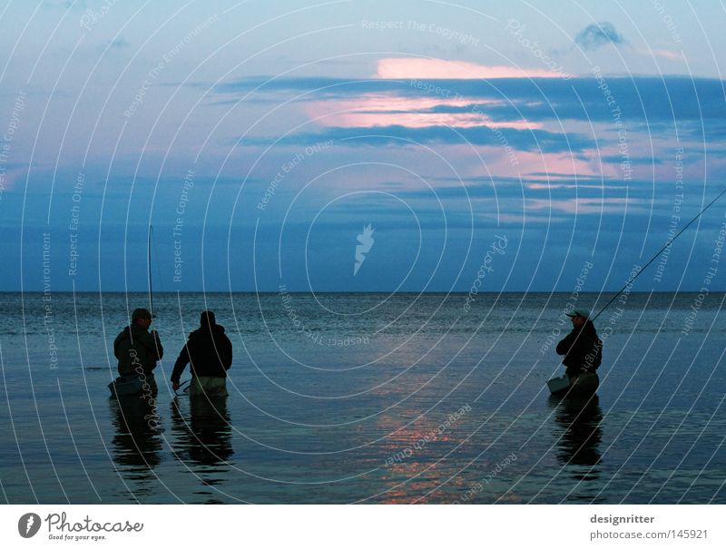 Meeting Meer Ostsee See Wasser Wellen Bewegung Zeit ruhig Frieden Erholung Einsamkeit frei Freiheit Ferne Horizont horizontal blau Dämmerung Abend Angeln Angler