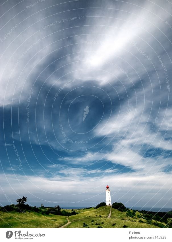 Standing Tall II Leuchtturm Leuchtfeuer See Meer Lichtsignal Rügen Hiddensee Navigation gefährlich Wellen grün Wolken Sturm Orkan Aussichtsturm Wiese Dornbusch