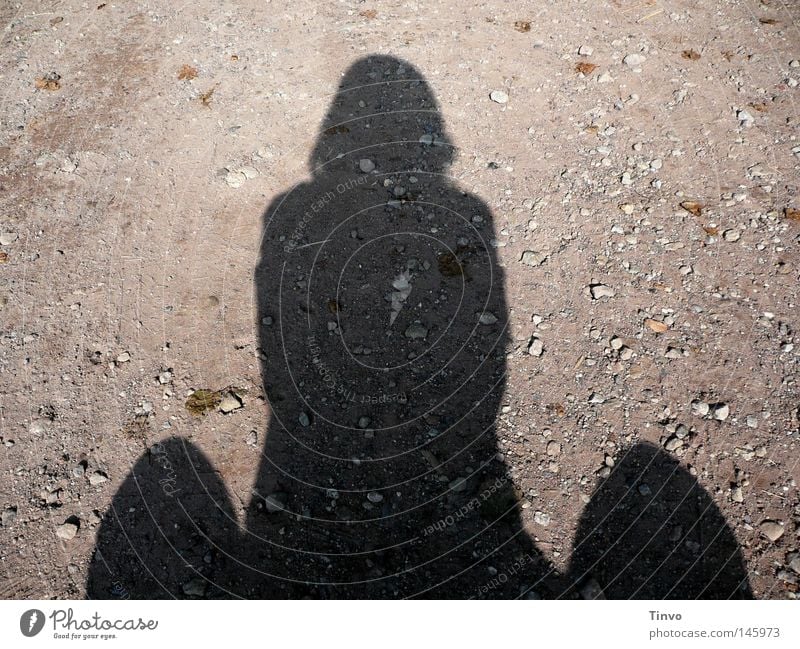 Wo viel Licht ist, da ist auch viel Schatten Geschlecht grau hocken Hode Hügel Mensch Denken Oberkörper Phantasie Sand schwarz sitzen Stein warten Erde Kies