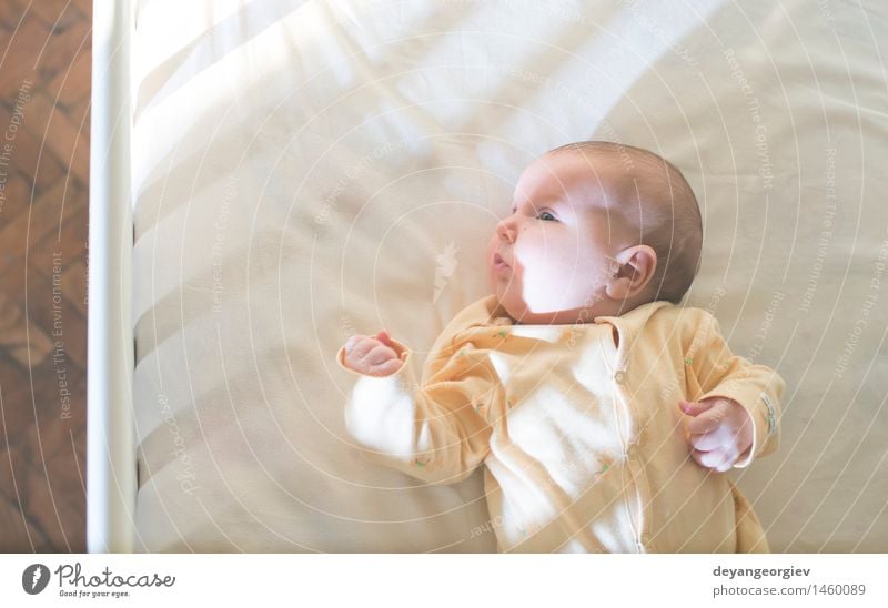 Baby in einem Babybett Glück Gesicht Leben Kind Mädchen Lächeln schlafen klein weich weiß Bett neugeboren lügen reizvoll Kaukasier heimwärts wndow Licht