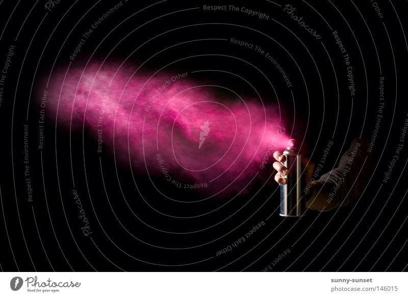 *Spray* Sprühdose Nebel Farbe Farbstoff Farben und Lacke Neonlicht rosa sprühen Werkstatt dunkel mehrfarbig Kunst Kultur Handwerk Neonfarbe neonfarbig