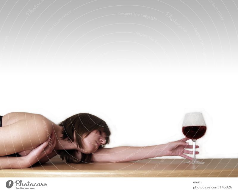 Addiction trinken Alkohol Wein Tisch Frau Erwachsene Arme Hand Glas fangen Weinglas table wine Suche addiction addicted Tischkante Tischplatte Farbfoto Porträt