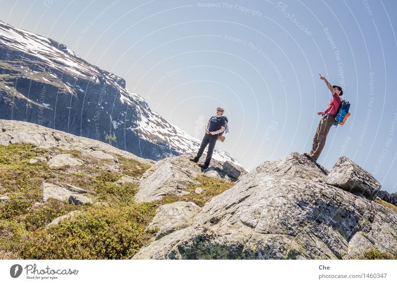 Einer kennt den Weg Berge u. Gebirge Gipfel Schneebedeckte Gipfel wandern Wegweiser zeigen Orientierung blau Kompass Wege & Pfade verirrt Durchblick führen