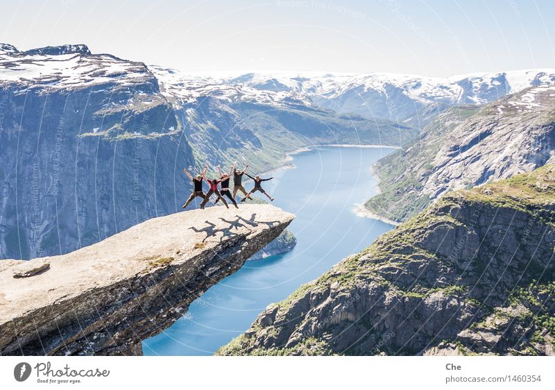 Synchronspringen Freude Mensch maskulin Jugendliche 5 18-30 Jahre Erwachsene 30-45 Jahre Abenteuer Trolltunga Norwegen Wahrzeichen Freiheit Berge u. Gebirge Mut