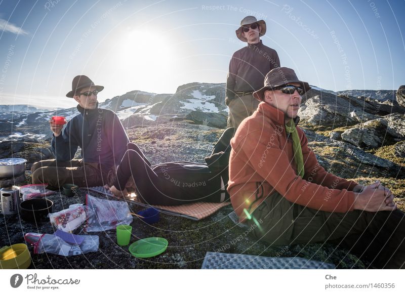 Poser unter sich Junger Mann Jugendliche Erwachsene Freundschaft 4 Mensch 30-45 Jahre genießen Sonnenbrille Erholung Essen Außenaufnahme Coolness Hut Müdigkeit