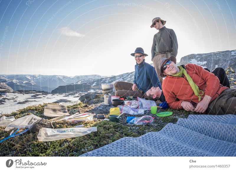 Abends kurz vor zehn in Norwegen maskulin Junger Mann Jugendliche Freundschaft 4 Mensch wandern Feierabend Sonnenbrillen lachen entspannt genießen warten Essen