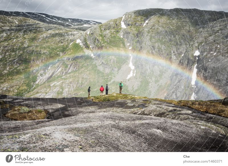 Unter dem Schirm des Höchsten Freundschaft Jugendliche Erwachsene 4 Mensch Glück Begeisterung beschenkt Schatz Geschenk überwältigt stumm staunen Regenbogen