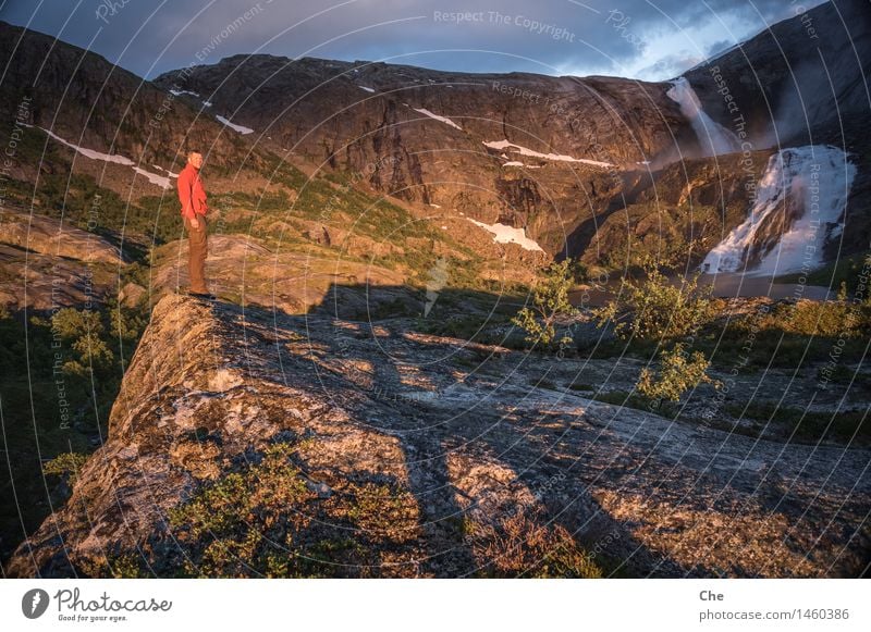 Zwerge werfen riesen Schatten maskulin 1 Mensch Zufriedenheit ruhig Wasserfall Gipfel Erfolg Sonnenbad wandern Ferien & Urlaub & Reisen Ruhestand Aussicht Gold