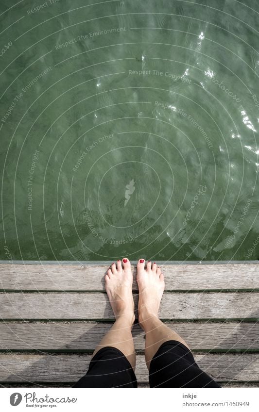 am See stehen | knapp daneben Lifestyle Freizeit & Hobby Ausflug Sommer Sommerurlaub Sonne Frau Erwachsene Jugendliche Leben Fuß Frauenfuß 1 Mensch Wasser