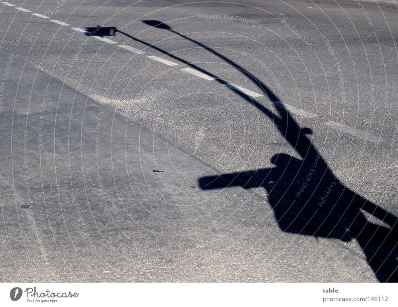 SIE KOMMEN . . . Schatten Straße Laterne Ampel Straßennamenschild Straßenkreuzung Verkehr Sicherheit wahrnehmen Phantasie Monster Science Fiction Verkehrswege