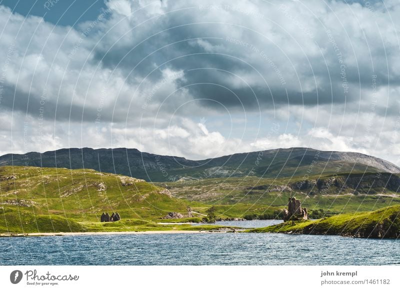 Langweiliges Schottlandfoto Wasser Himmel Wolken Gewitterwolken Hügel Küste Seeufer Strand Bucht Fjord Ruine Burg oder Schloss Wachturm bedrohlich historisch