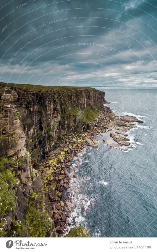 An der Küste küsste ich sie Natur Landschaft Felsen Wellen Nordsee Klippe dunnet head Schottland bedrohlich dunkel Ferne frei maritim blau Kraft Willensstärke