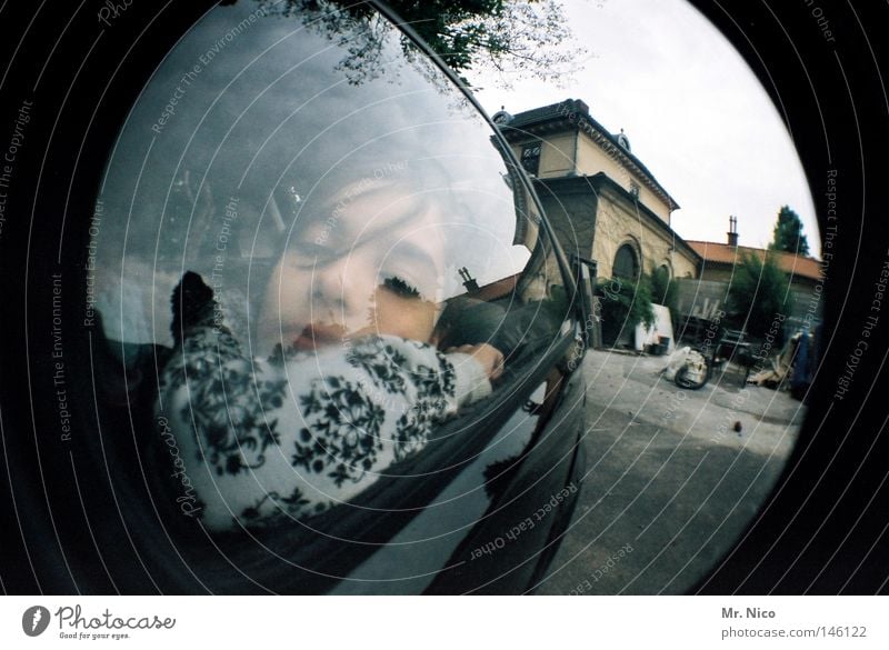 hey honey ! Mädchen Kind Langeweile trist Müdigkeit Rücksitz Glasscheibe Fenster Hintergrundbild Lomografie Fischauge schwarz grau Asphalt Haus fahren stoppen