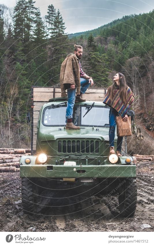 Junger Mann und Mädchen auf LKW Lifestyle Ferien & Urlaub & Reisen Ausflug Abenteuer Frau Erwachsene Paar Wald PKW Mode Leder Hut Vollbart alt Lastwagen Totholz