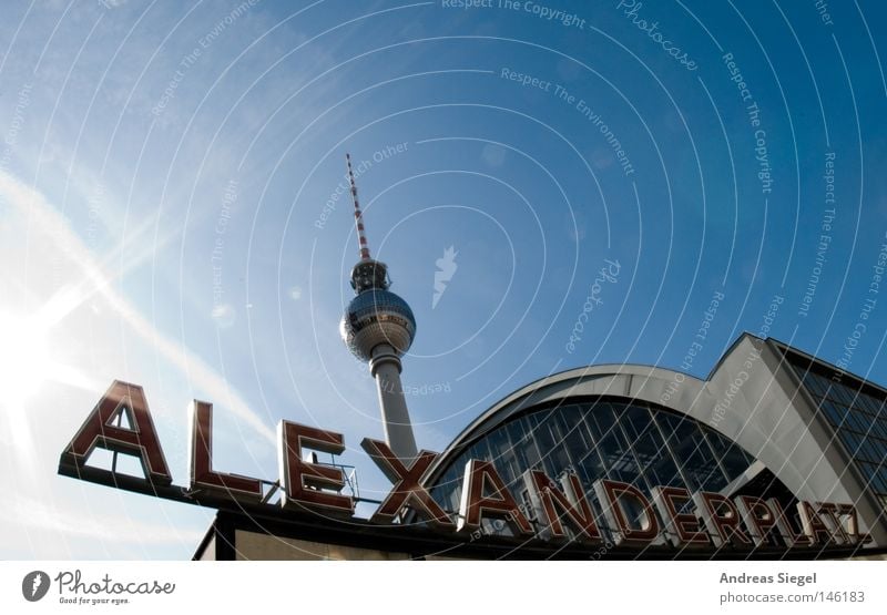 Alexanderplatz Fischauge Himmel Bahnhof Wahrzeichen Denkmal Schriftzeichen blau Berlin Berliner Fernsehturm DDR Architektur