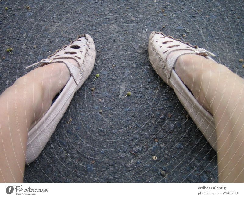 Bus stop Bürgersteig Schuhe Frau Teer Langeweile krumm Mokassin rosa grau Zeitvertreib Geschmackssache x-beinig Verkehrswege Fuß Beine warten sitzen waiting