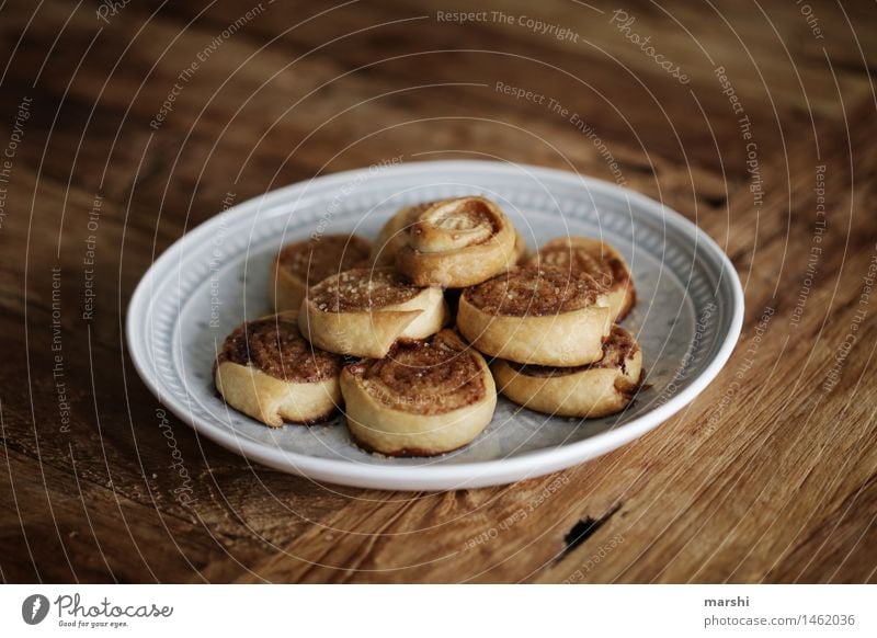 Zimtschnecken Lebensmittel Getreide Teigwaren Backwaren Kuchen Dessert Süßwaren Ernährung Essen Geschirr Teller Stimmung zimtschnecken Weihnachtsgebäck süß Holz