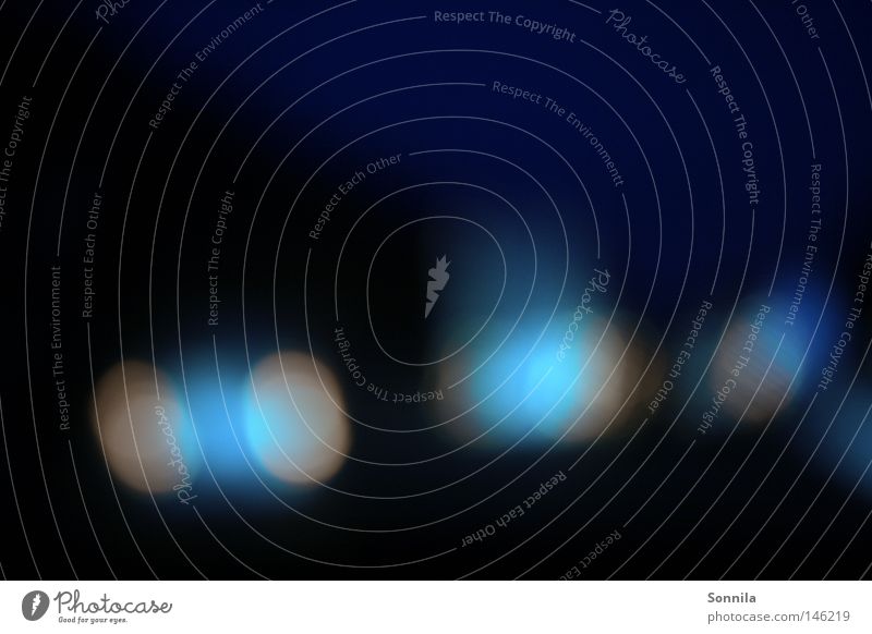 Blaue Lichter hell glänzend strahlend blau kalt Eis dunkel Autobahn Nacht schwarz unsicher Erinnerung Lichtpunkt Farbe leuchten