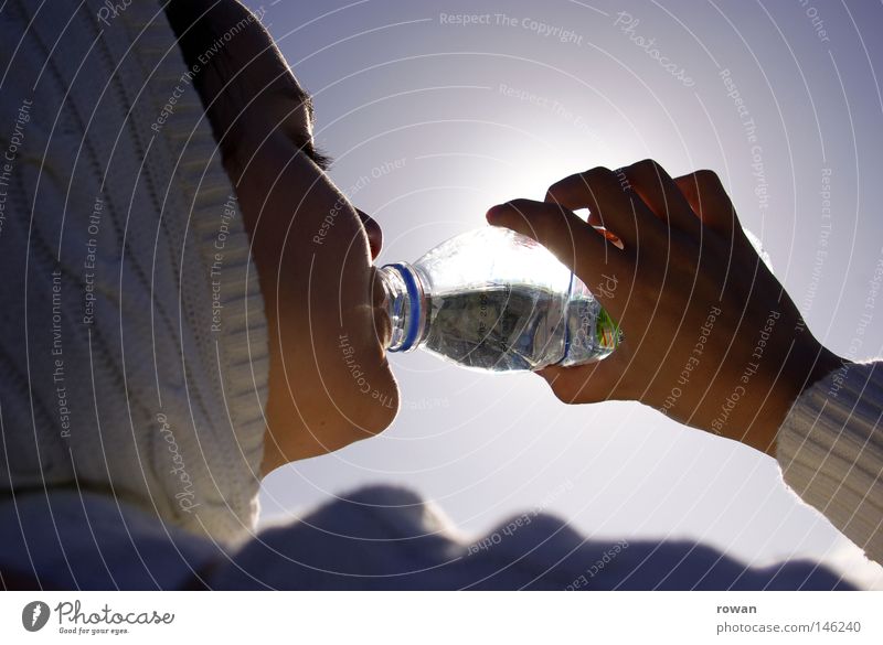 durstig Gedeckte Farben Außenaufnahme Hintergrund neutral Morgen Tag Gegenlicht Wegsehen trinken Trinkwasser Gesundheit Wellness Leben Wohlgefühl Sommer Sonne