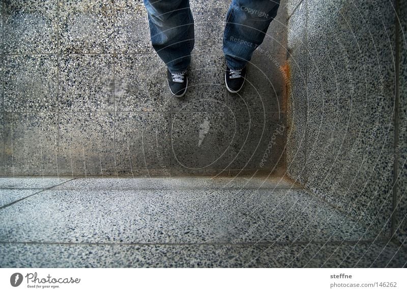 SCHÄM DICH! Ecke Mann stehen schuldig Sühne Fliesen u. Kacheln Wand Mauer Beine Vogelperspektive grau trist eng eingeengt Detailaufnahme Schwäche Mensch Scham