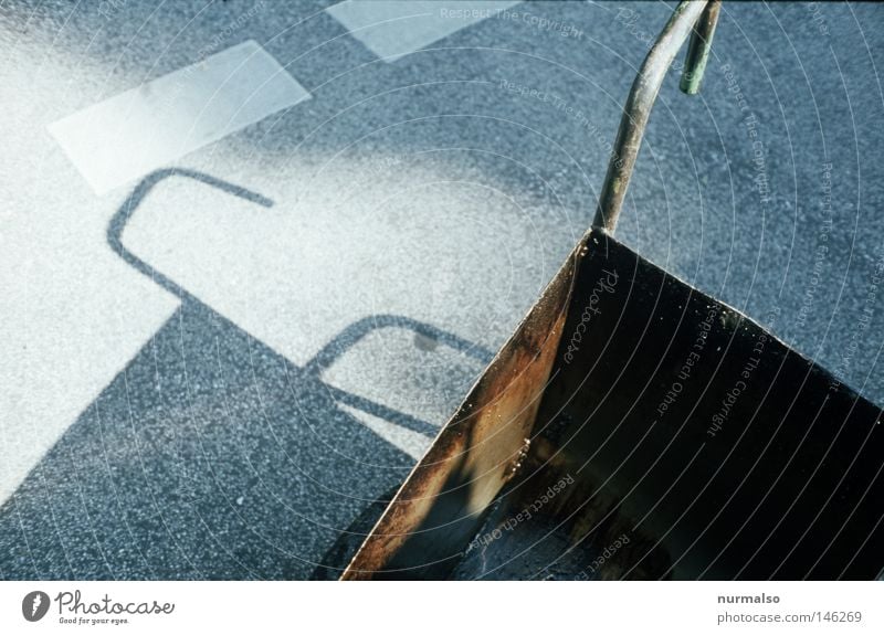 ein Job Straße Teer Schilder & Markierungen Wege & Pfade Baustelle dreckig Karre Schubkarre Griff Reparatur Schatten Autobahn Arbeit & Erwerbstätigkeit