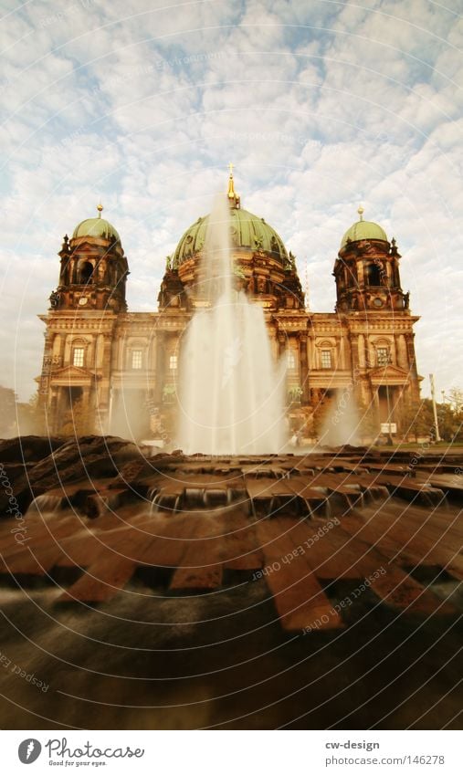 Denn das Leben ist ein Fluß der fließen muß... Springbrunnen Wolken Beton Stahl monumental Bauwerk historisch Kuppeldach Wahrzeichen Berlin Gotteshäuser Fluss