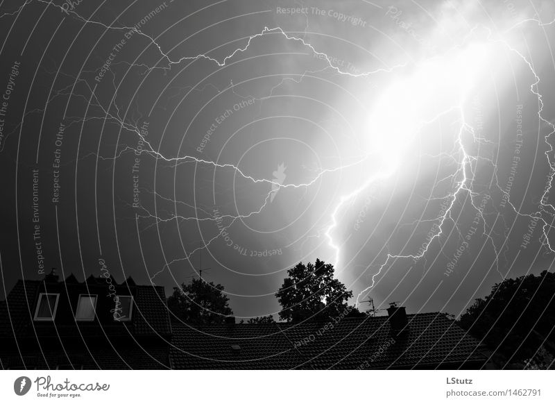 L'orage noir Umwelt Natur Himmel Gewitterwolken Sommer Klimawandel Wetter schlechtes Wetter Unwetter Sturm Blitze dunkel gigantisch hell schwarz weiß Angst