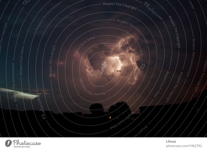 and then the sky became electric Himmel Wolken Gewitterwolken Nachthimmel Sommer Wetter Unwetter Sturm Blitze bedrohlich dunkel blau mehrfarbig gold orange rosa