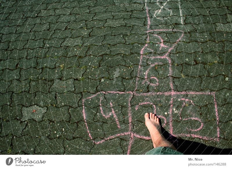 4 fuss 5 Zehen Zehennagel einzeln Barfuß rechts Beinbehaarung Shorts Sommer Physik Ziffern & Zahlen 6 7 8 Spielen hüpfen springen Asphalt grau grün Hinterhof