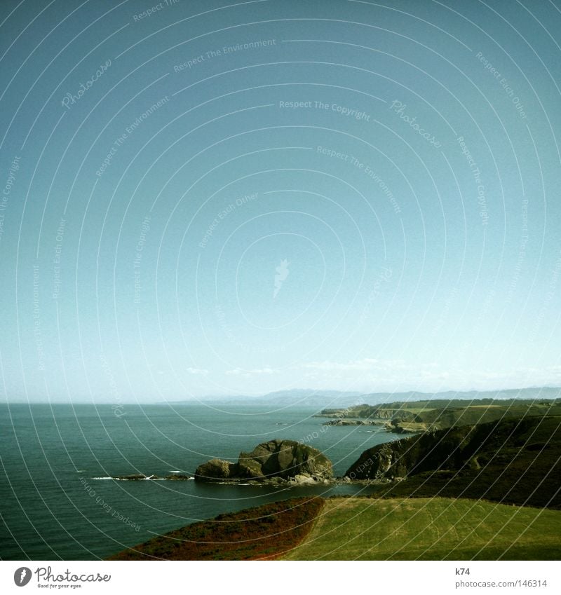 above Aussicht ruhig Meer Ferne tief fliegen hoch oben erhaben Landschaft Landschaftsformen Felsen Klippe Natur Wiese Licht Strand Küste schön