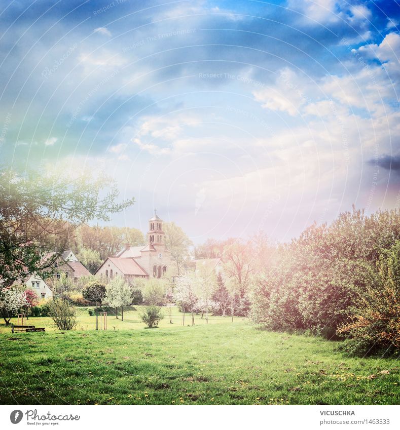 Ländliches Dorf mit blühenden Bäumen und Rasen im Park Lifestyle Leben Ferien & Urlaub & Reisen Sommer Garten Natur Landschaft Pflanze Himmel Wolken Horizont