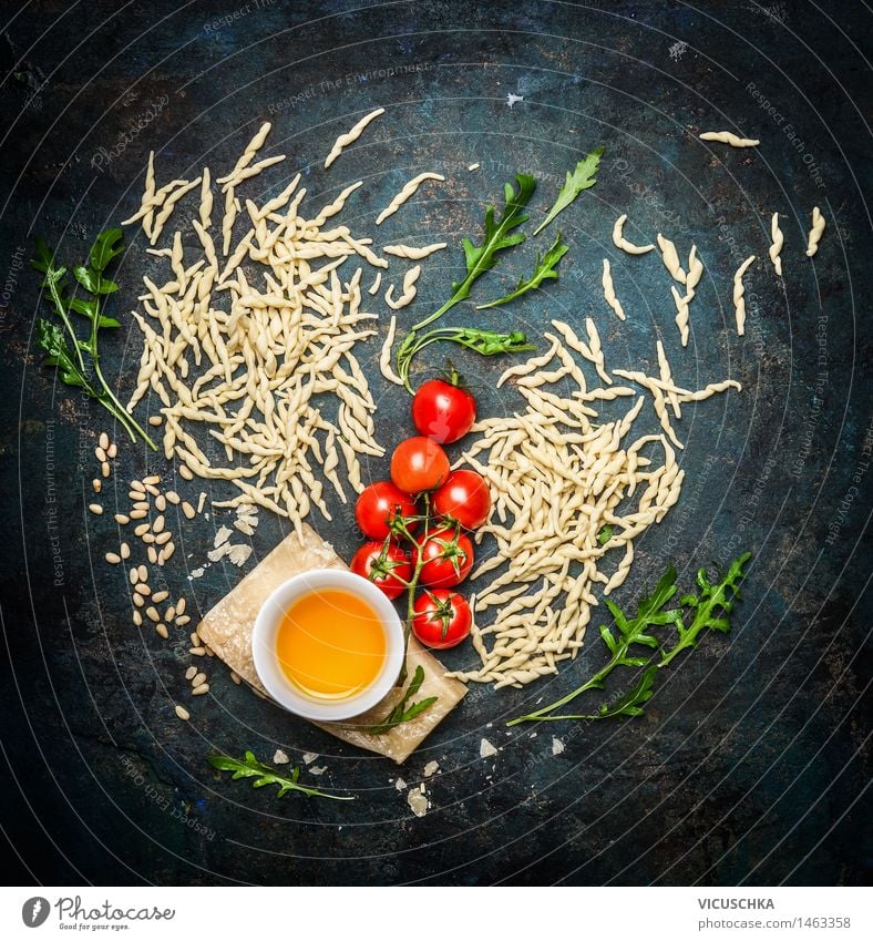 Nudeln mit schmackhaften Zutaten fürs Kochen Lebensmittel Käse Gemüse Teigwaren Backwaren Kräuter & Gewürze Öl Ernährung Mittagessen Abendessen Festessen