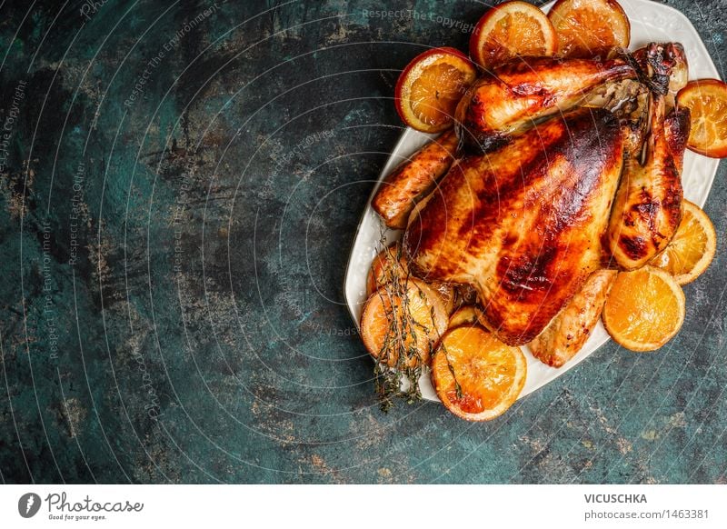 Ganzes Hähnchen braten mit gerösteten Orangen Lebensmittel Fleisch Ernährung Mittagessen Festessen Teller Stil Design Tisch Feste & Feiern Hintergrundbild